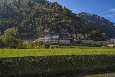 Arnavutluk 'taki antik evleriyle eski Berat kentinin silueti