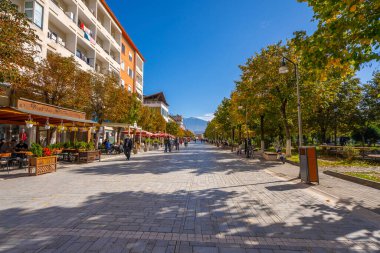 BERAT, ALBANIA, SEPTEMBER 29 Eylül 2022: Arnavutluk 'taki Sırp bulvarından görülen Berat kalesi.