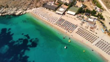 Ksamil Adaları, Arnavutluk. Hava çarpıcı manzara 4K insansız hava aracı görüntüleri. Arnavutluk 'un güneyinde İyon Denizi.