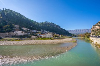 Arnavutluk 'taki antik evleriyle eski Berat kentinin silueti