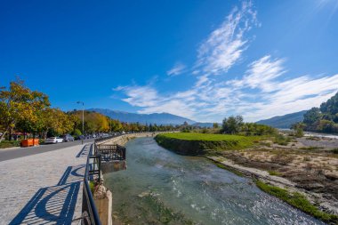 Arnavutluk 'taki antik evleriyle eski Berat kentinin silueti