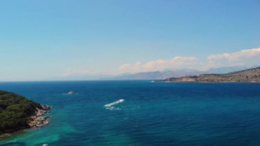 Arnavutluk, Ksamil Adaları 'nda turkuaz suyu bulunan havadan izlenen egzotik bir sahil. Temiz suyla tropik kumlu cennet kıyıları. Güneş pansiyonlu bir yaz tatili yeri. Balkanlar kıyıları İyon Denizi 'nde