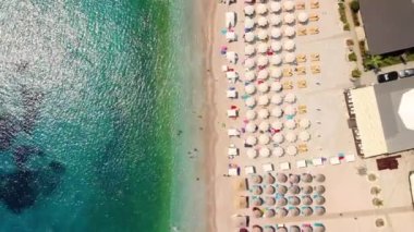Arnavutluk 'un Ksamil Adaları' ndaki turkuaz suyu bulunan tropik plajların havadan görünüşü. Egzotik cennet kıyıları. Yunanistan yakınlarında temiz suyla kıyıya vurmuş. Yaz tatilinde. İyon Denizi üzerindeki Panorama Balkan kıyıları