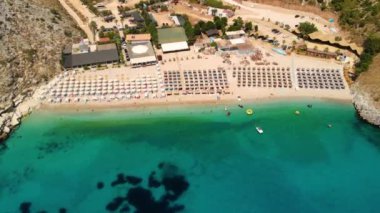 Arnavutluk 'un Ksamil Adaları' ndaki turkuaz suyu bulunan tropik plajların havadan görünüşü. Egzotik cennet kıyıları. Yunanistan yakınlarında temiz suyla kıyıya vurmuş. Yaz tatilinde. İyon Denizi üzerindeki Panorama Balkan kıyıları
