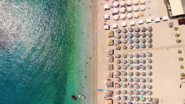Arnavutluk 'un Ksamil Adaları' ndaki turkuaz suyu bulunan tropik plajların havadan görünüşü. Egzotik cennet kıyıları. Yunanistan yakınlarında temiz suyla kıyıya vurmuş. Yaz tatilinde. İyon Denizi üzerindeki Panorama Balkan kıyıları