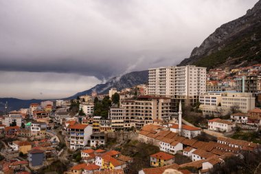 Arnavutluk 'taki Kruja şatosunun iç avlusu.