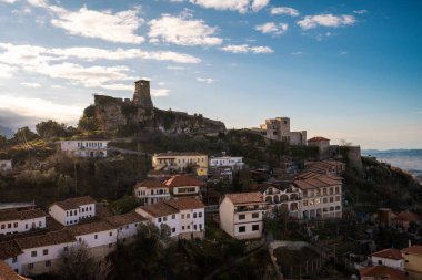 Ulusal Kahraman Skanderbeg 'in doğduğu Kruja' daki geleneksel Osmanlı pazarı. Arnavutluk 'taki bit pazarı. Antika eşyalar ve hediyelik eşyalar.