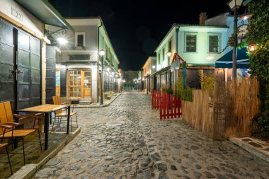 Korce Arnavutluk - 01.03.2023: Korca kentinin Eski Çarşısı geceleri insan dolu değil.