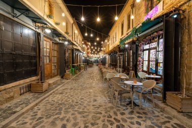 Korce Arnavutluk - 01.03.2023: Korca kentinin Eski Çarşısı geceleri insan dolu değil.