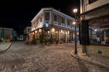 Korce Arnavutluk - 01.03.2023: Korca kentinin Eski Çarşısı geceleri insan dolu değil.