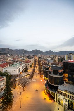 Korce Arnavutluk - 12,05,2021 Korce Arnavutluk 'un ana yaya bölgesinin yukarıdan bakıldığı İsa Ortodoks Katedrali' nin Dirilişi 'ne uzanan görüntüsü