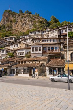 Berat, Arnavutluk - Eylül 05 2021: Arnavutluk 'un eski tarihi kenti Berat' taki evler, UNESCO 'nun Dünya Mirası Bölgesi.