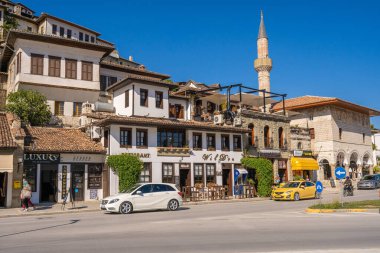 Berat, Arnavutluk - Eylül 05 2021: Arnavutluk 'un eski tarihi kenti Berat' taki evler, UNESCO 'nun Dünya Mirası Bölgesi.
