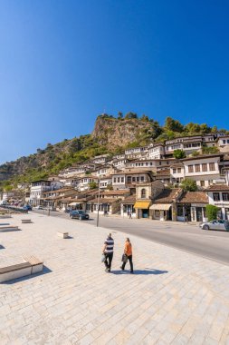 Berat, Arnavutluk - Eylül 05 2021: Arnavutluk 'un eski tarihi kenti Berat' taki evler, UNESCO 'nun Dünya Mirası Bölgesi.