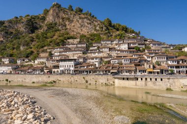 Berat, Arnavutluk - Eylül 05 2021: Arnavutluk 'un eski tarihi kenti Berat' taki evler, UNESCO 'nun Dünya Mirası Bölgesi.