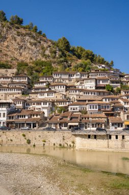 Berat, Arnavutluk - Eylül 05 2021: Arnavutluk 'un eski tarihi kenti Berat' taki evler, UNESCO 'nun Dünya Mirası Bölgesi.