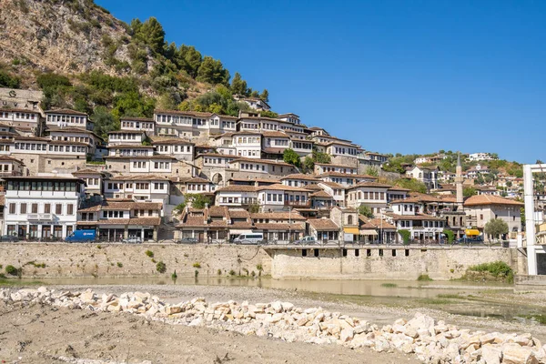 Berat, Arnavutluk - Eylül 05 2021: Arnavutluk 'un eski tarihi kenti Berat' taki evler, UNESCO 'nun Dünya Mirası Bölgesi.