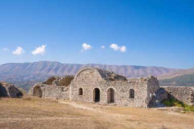 Arnavutluk 'taki Berat şatosunun içindeki beyaz cami.