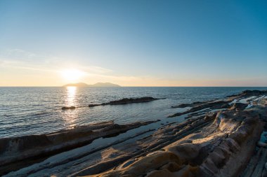 Arnavutluk 'un Zvernec kentindeki Porto Novo Plajı' nın çarpıcı manzarası