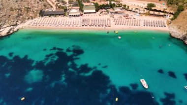 Ksamil Adaları, Arnavutluk. Hava çarpıcı manzara 4K insansız hava aracı görüntüleri. Arnavutluk 'un güneyinde İyon Denizi.