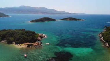 Ksamil Adaları, Arnavutluk. Hava çarpıcı manzara 4K insansız hava aracı görüntüleri. Arnavutluk 'un güneyinde İyon Denizi.