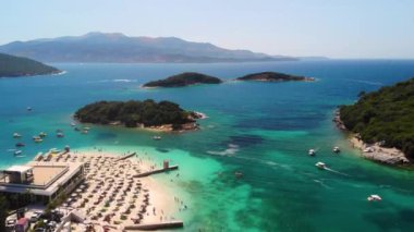 Arnavutluk, Ksamil Adaları 'nda turkuaz suyu bulunan havadan izlenen egzotik bir sahil. Temiz suyla tropik kumlu cennet kıyıları. Güneş pansiyonlu bir yaz tatili yeri. Balkanlar kıyıları İyon Denizi 'nde