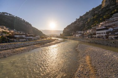 Arnavutluk 'taki antik evleriyle eski Berat kentinin silueti