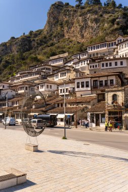 Berat, Arnavutluk - Eylül 05 2021: Arnavutluk 'un eski tarihi kenti Berat' taki evler, UNESCO 'nun Dünya Mirası Bölgesi.
