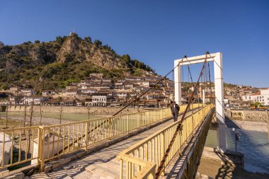 Berat, Arnavutluk - Eylül 05 2021: Arnavutluk 'un eski tarihi kenti Berat' taki evler, UNESCO 'nun Dünya Mirası Bölgesi.