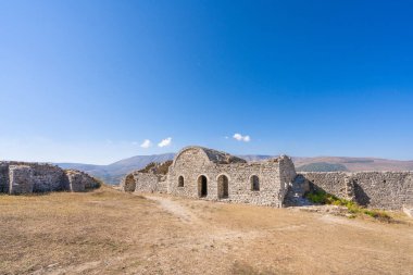 Arnavutluk 'taki Berat şatosunun içindeki beyaz cami.