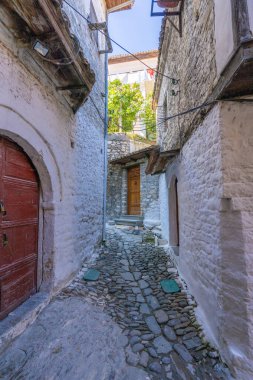 Berat, Arnavutluk 'un güneyinde tarihi bir şehir. Tepede toplanan beyaz evler