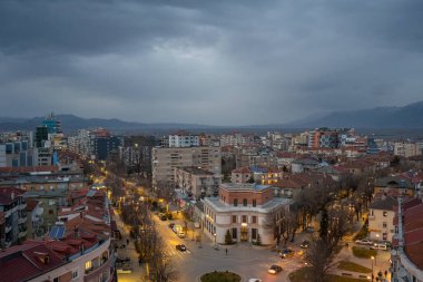 İsa 'nın Ortodoks Katedrali' nin dirilişine kadar uzanan Korce Arnavutluk 'un ana yaya bölgesinin manzarası yukarıdan izleniyor