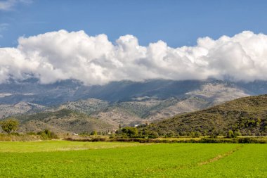 Nazik tepeleri ve bulutları olan güzel dağ vadisi.