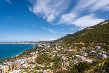 Kanines Kalesi 'nden Vlore şehrinin çekici bahar manzarası. Adriyatik Denizi 'nin büyüleyici sabah manzarası. Arnavutluk, Avrupa 'nın muhteşem doğa manzarası. Seyahat konsepti arka planı