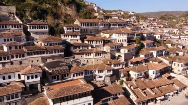 Berat Arnavutluk ve havadan kent manzarası.