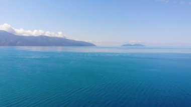 Arnavutluk 'un Vlore kentindeki güzel kostüm kıyı manzarası.