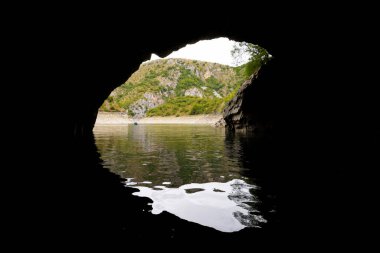 Mağaranın girişi, Usac Mağarası, Sırbistan Özel Doğa Rezervi Uvac.