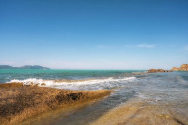 Arnavutluk 'un Zvernec kentindeki Porto Novo Plajı' nın çarpıcı manzarası