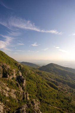 Nazik tepeleri ve bulutları olan güzel dağ vadisi.