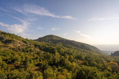 Nazik tepeleri ve bulutları olan güzel dağ vadisi.