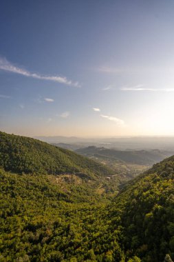 Nazik tepeleri ve bulutları olan güzel dağ vadisi.