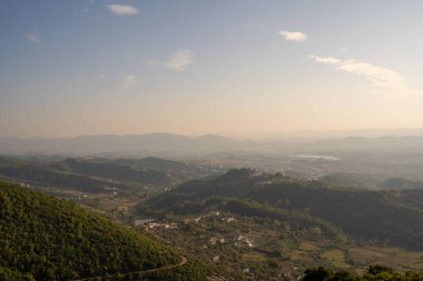 Nazik tepeleri ve bulutları olan güzel dağ vadisi.