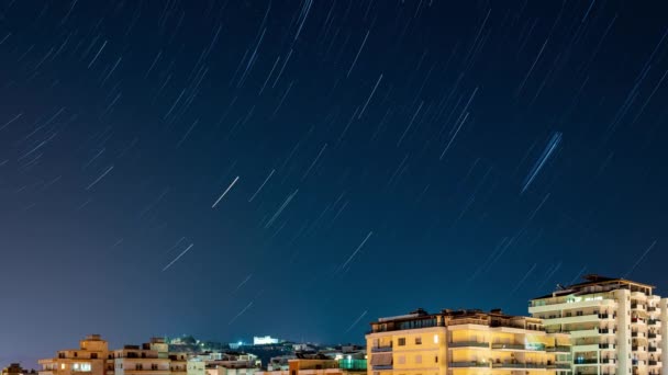 在城市上空夜空中移动的星星的时间 — 图库视频影像