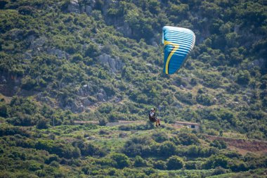 Yaz günü içinde Dağların üzerinden uçan Yamaçparaşütü.