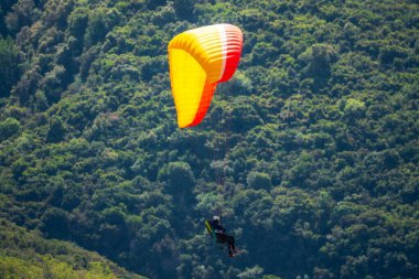 Yaz günü içinde Dağların üzerinden uçan Yamaçparaşütü.