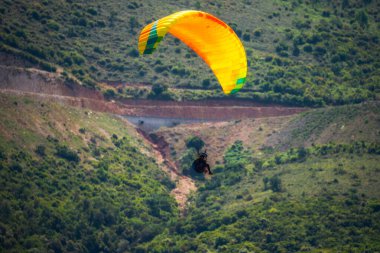 Yaz günü içinde Dağların üzerinden uçan Yamaçparaşütü.