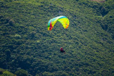 Yaz günü içinde Dağların üzerinden uçan Yamaçparaşütü.