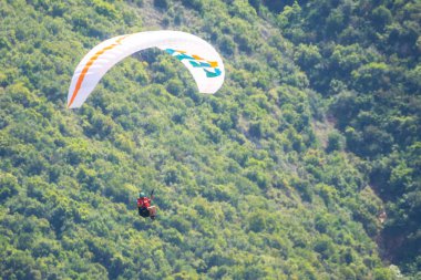 Yaz günü içinde Dağların üzerinden uçan Yamaçparaşütü.