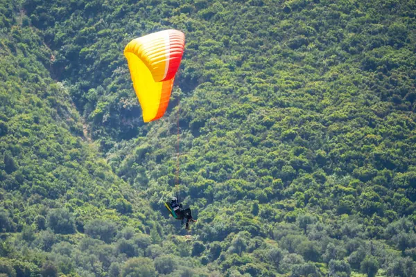 Yaz günü içinde Dağların üzerinden uçan Yamaçparaşütü.