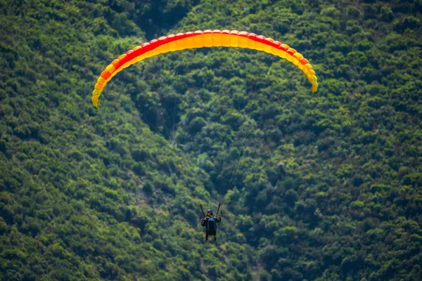 Yaz günü içinde Dağların üzerinden uçan Yamaçparaşütü.
